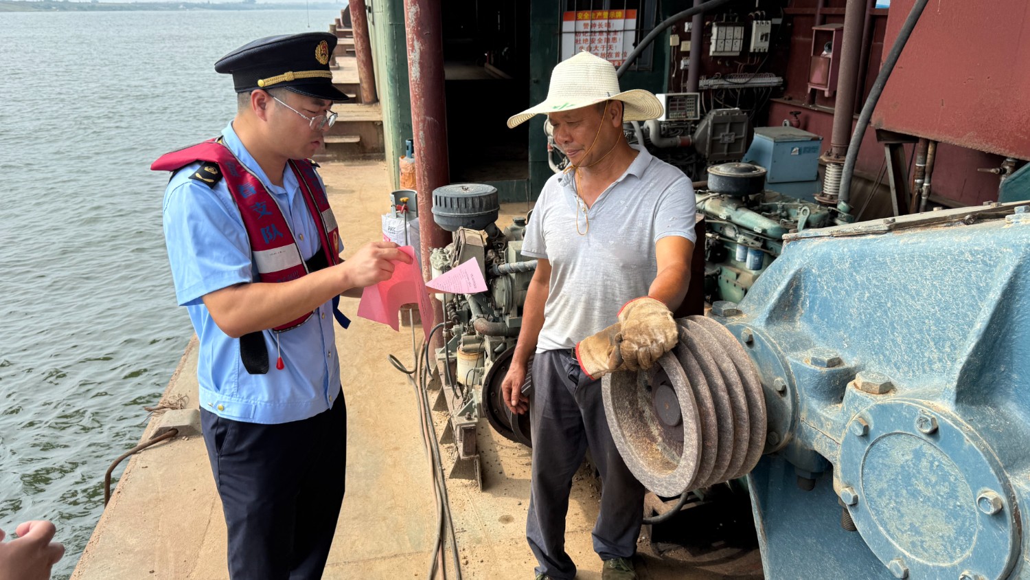 宜春市交通运输执法支队：执法普法齐发力 筑牢船舶防污染生态屏障