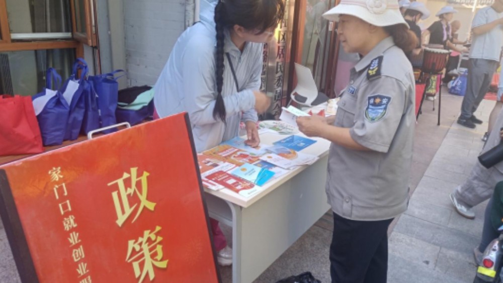 银川市兴庆区东方社区：送策上门解社保烦忧 普法入心护职工权益