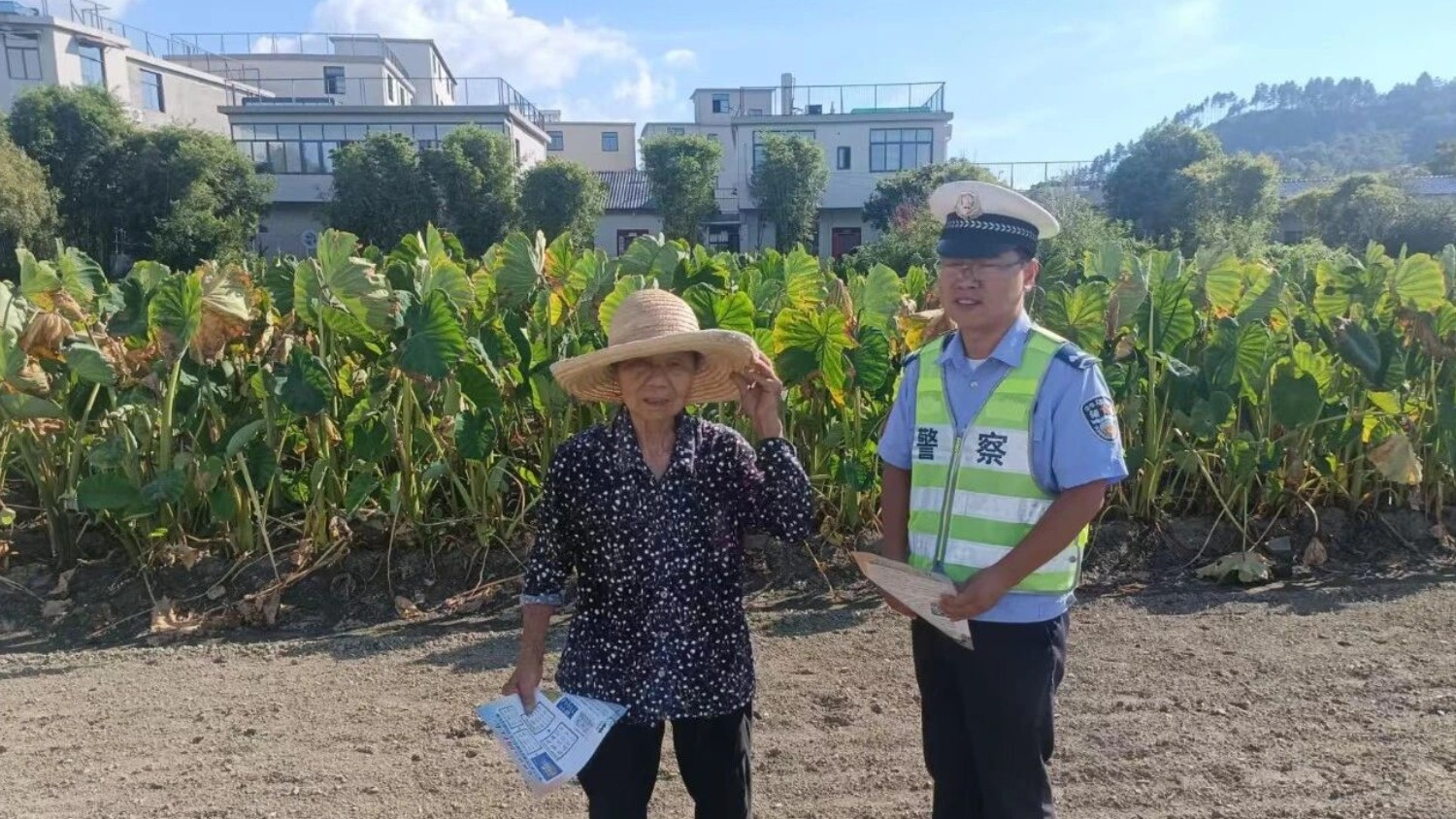 景德镇交警开展“美丽乡村行”交通安全主题宣传活动