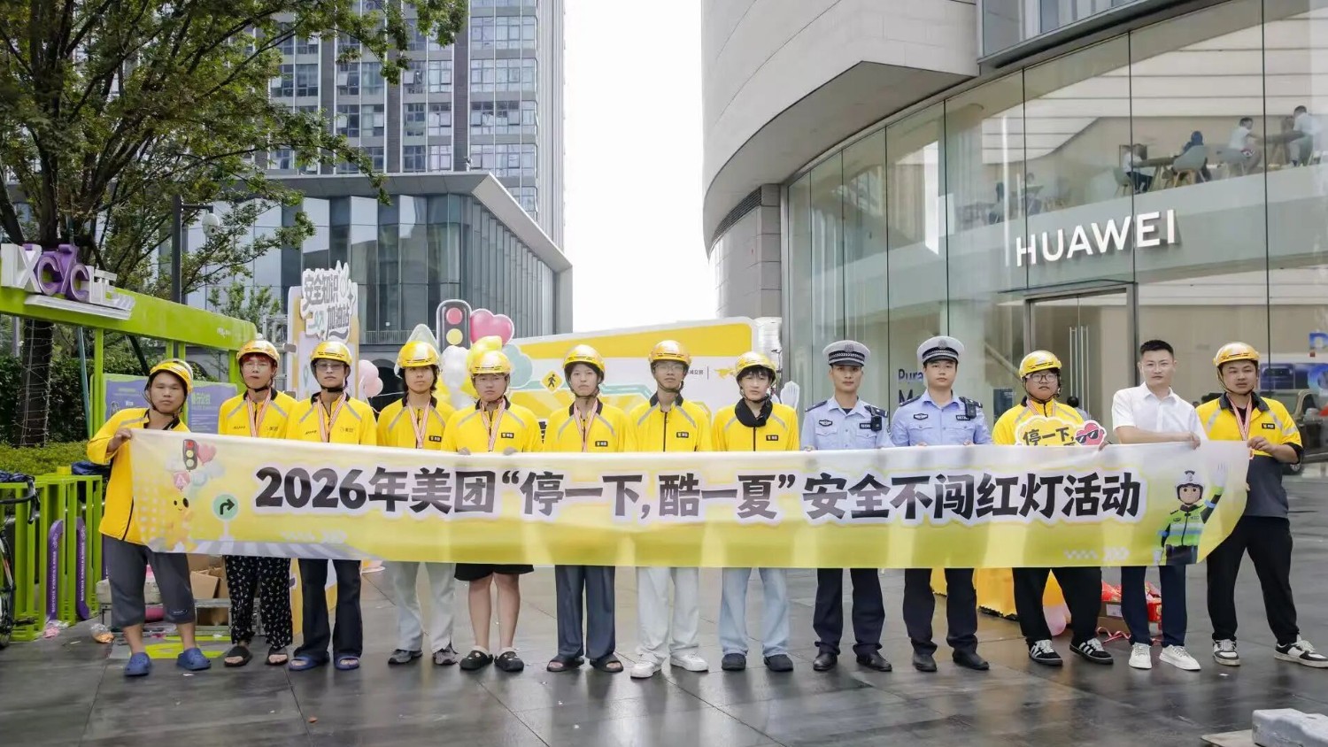 南昌红谷滩：骑手变身“流动哨兵” 警企联动织密城市交通安全网