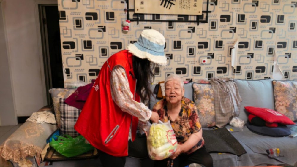 银川市兴庆区雅苑社区：温情走访送关怀，反诈上门筑防线