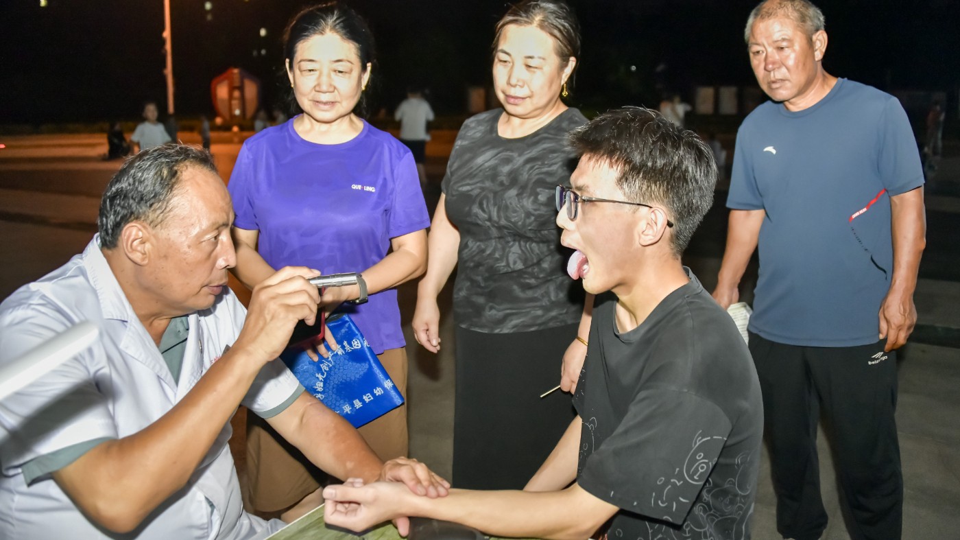 河北广平：健康夜市义诊服务点亮夜生活