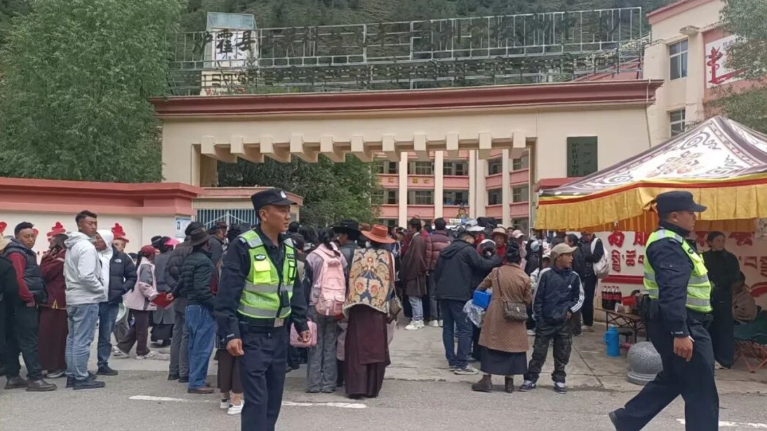 开学护学暖民心 炉霍公安34分钟火速寻回走失幼童
