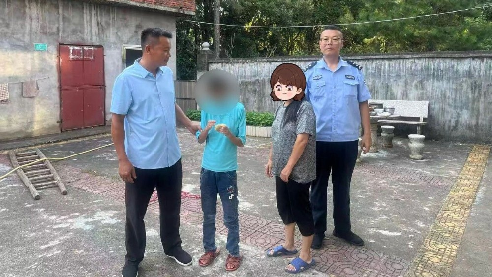 女子走失言语不清 吉安市万安县民警凭衣领手写名字成功助其与家人团聚