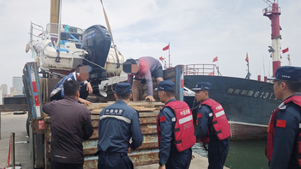 钓鱼船海中沉没，海警第一时间救援上岸
