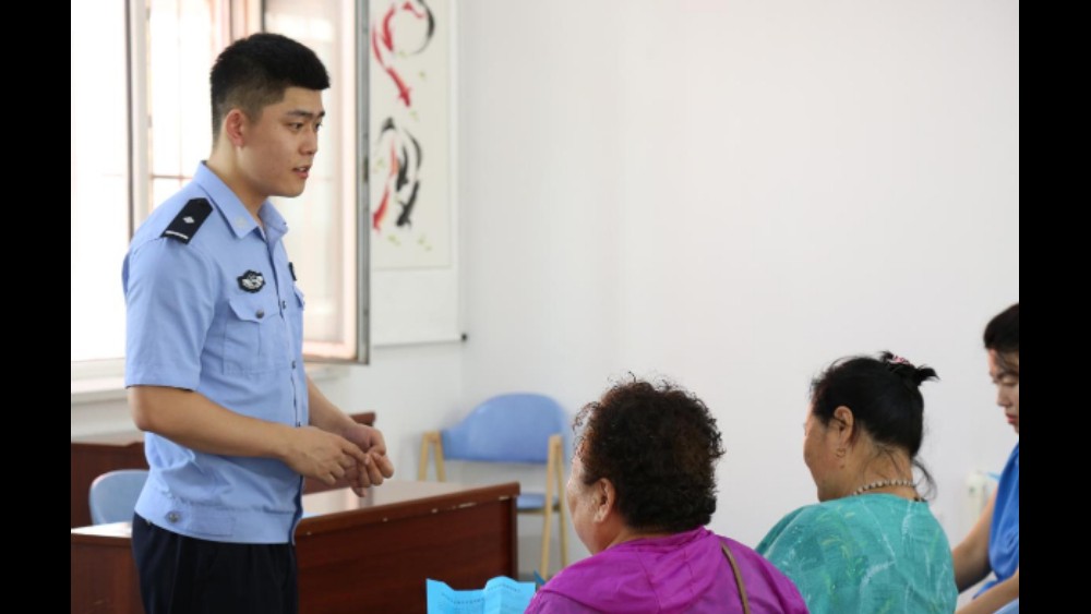 吉林双辽公安宣讲进社区：起底“新型黑恶”套路 筑牢全民反诈防线