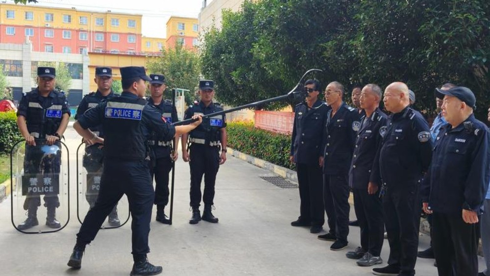 澄城县公安局巡特警大队开展防暴器材使用培训