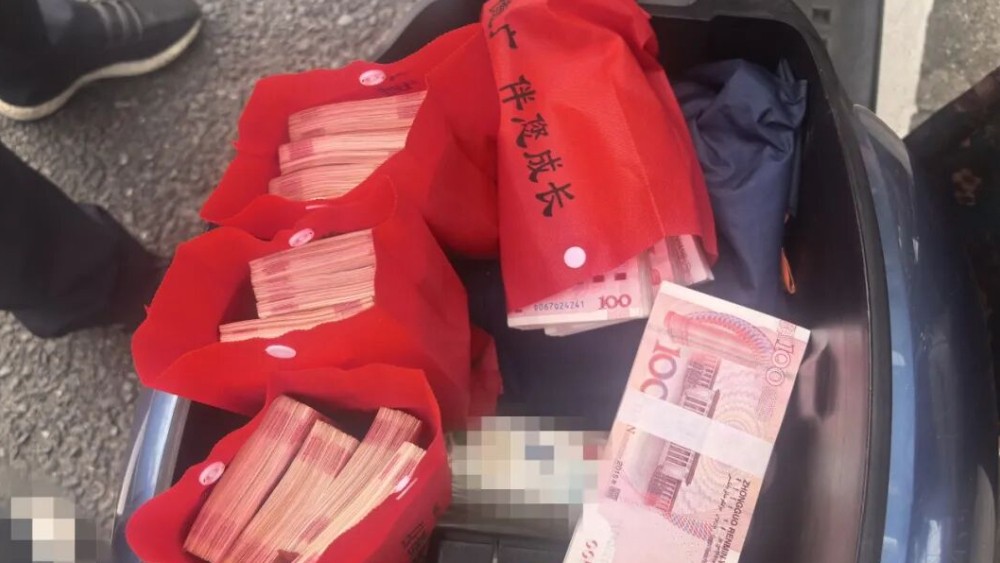 电动车座垫下藏19万元现金，吉安警方紧急拦截！