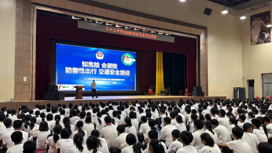 交警进校园 按响交通安全“上课铃”