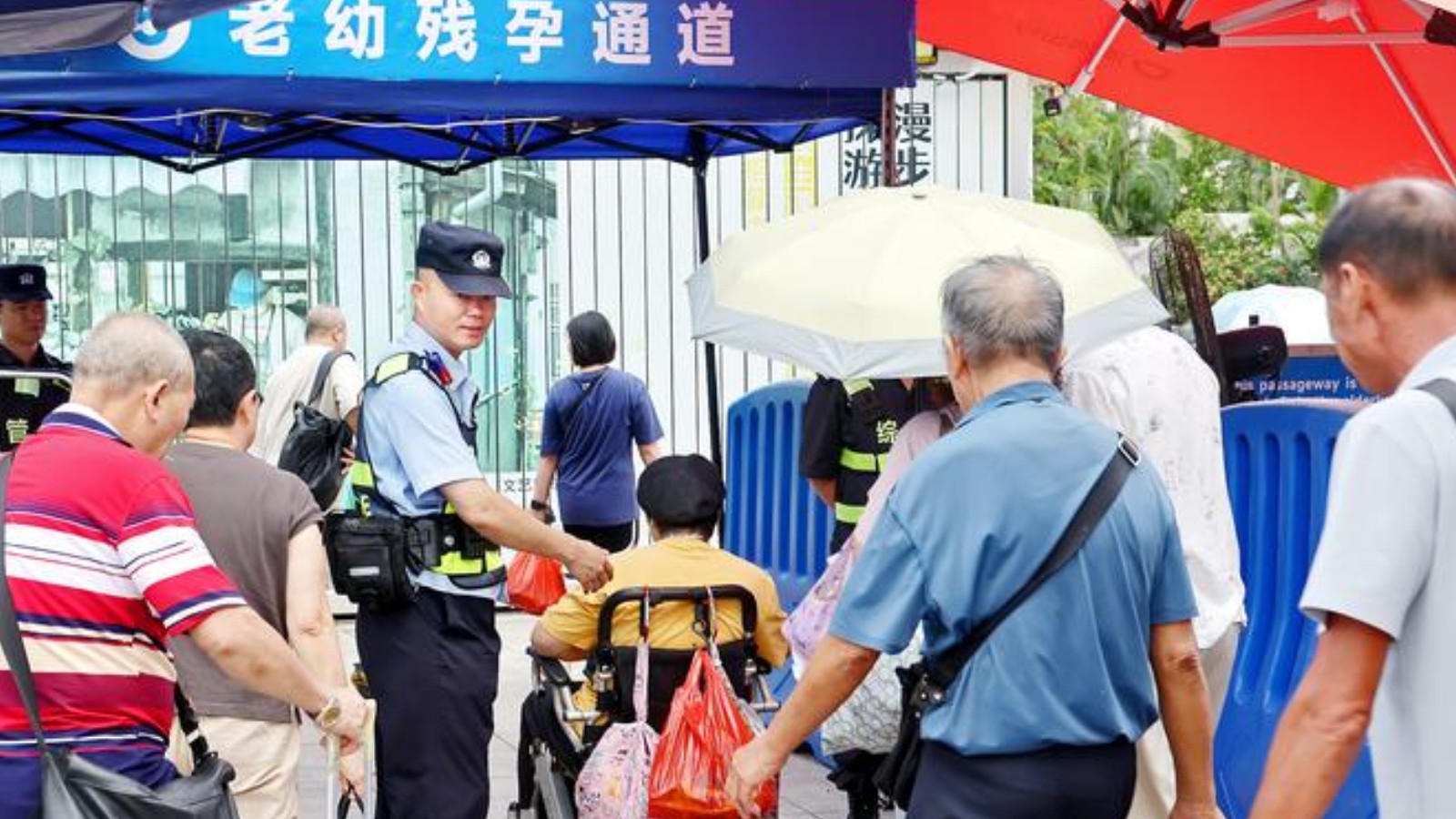 潮涌口岸 多警协同护通途
