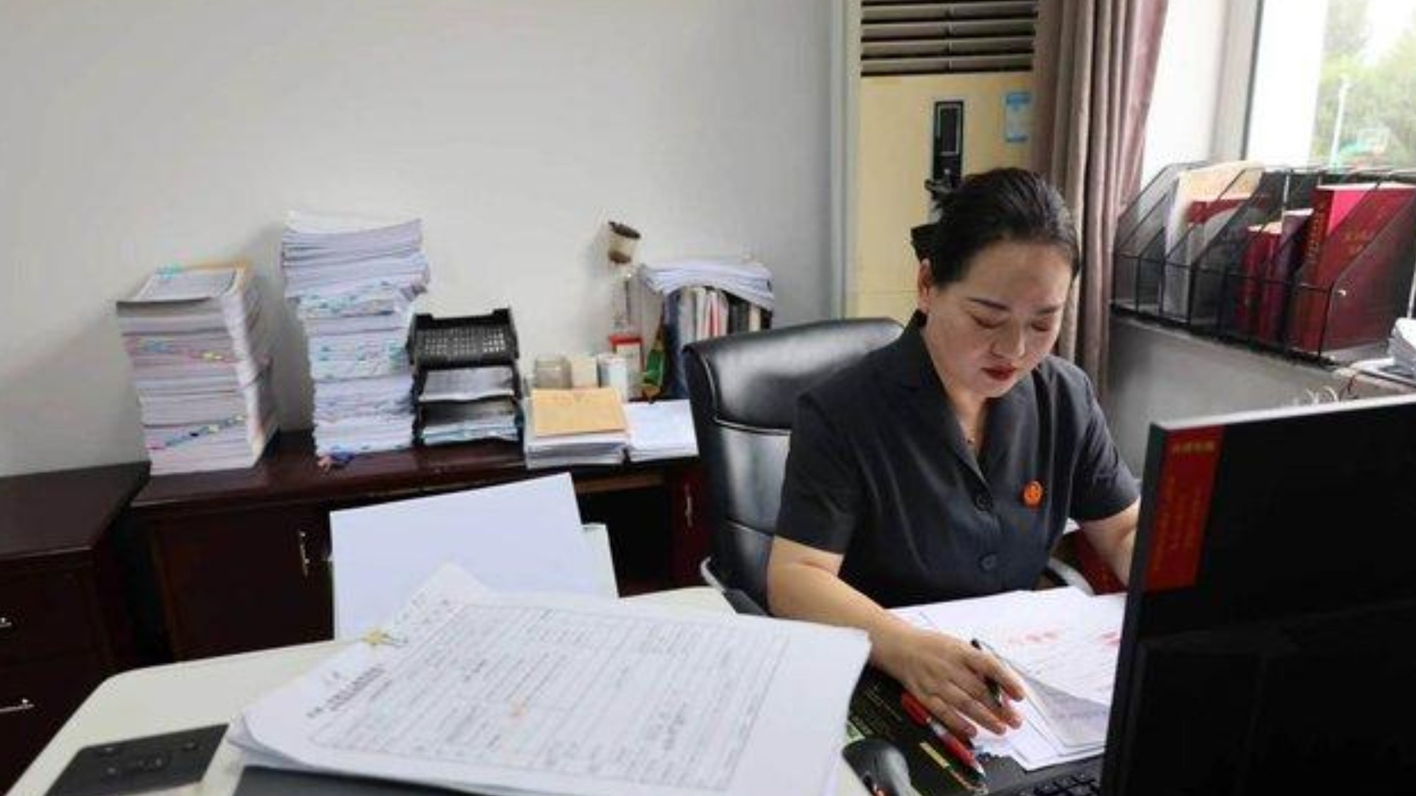 扎根基层一线的双语巾帼法官阿荣