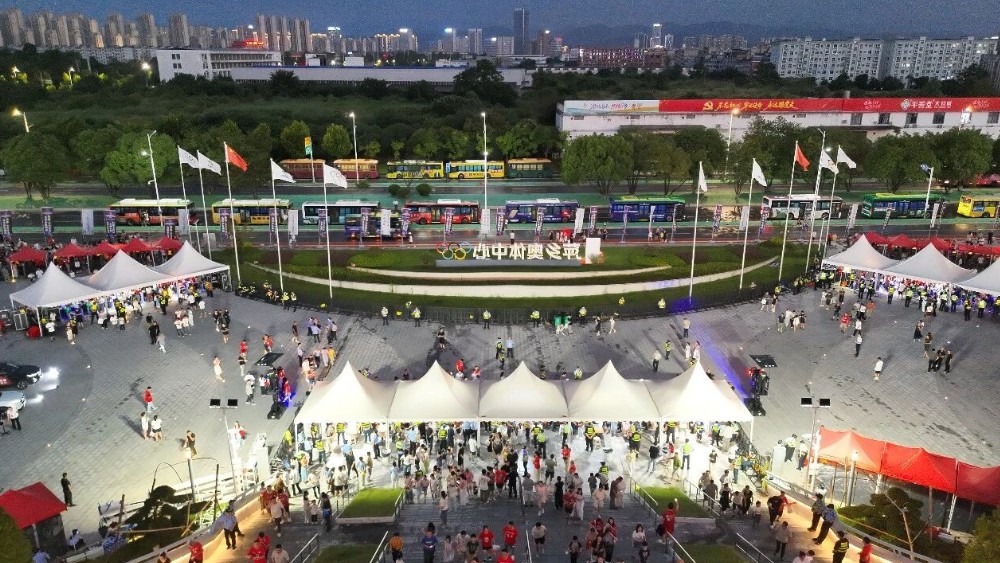 赣西德比激情开赛 萍乡公安筑牢两万名球迷赛事安全防线