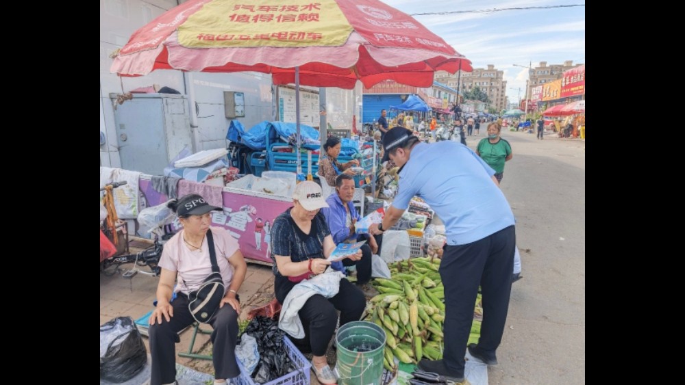 吉林省珲春市公安局河南派出所到辖区开展扫黑除恶专项宣传活动