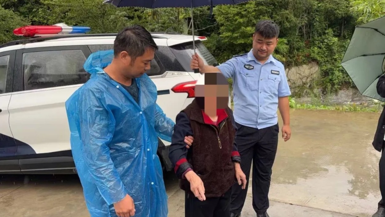 风雨紧急搜救警民同心救助走失老人平安归家