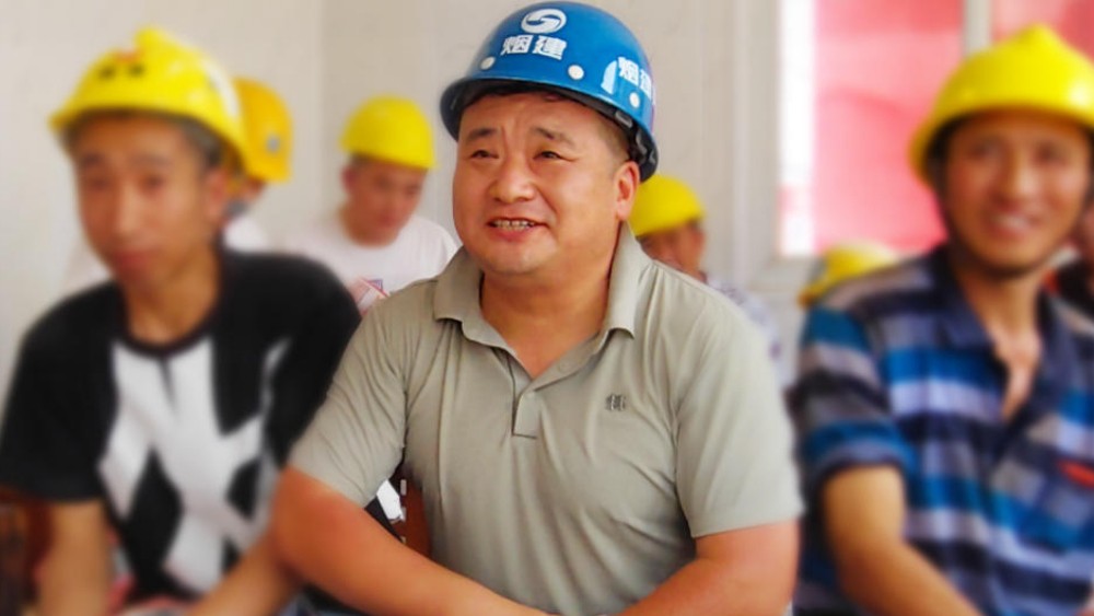 工地上“刮大白”的黄普法，为农民工义务普法十年