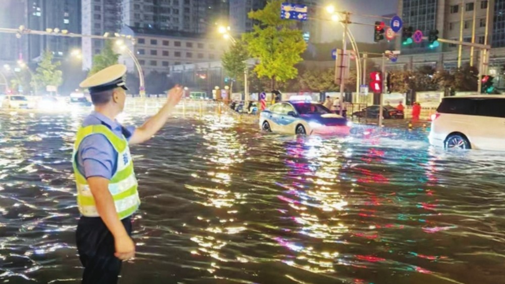 太原交警雨中守护平安路