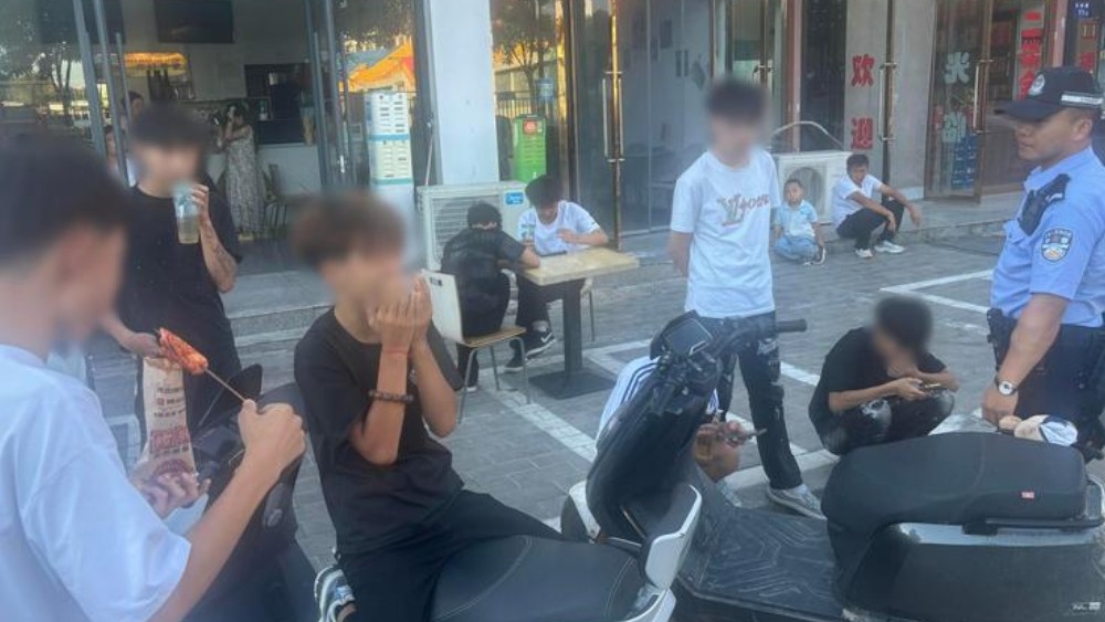 神木特巡警：巡逻防控不松懈排查整治街面摩托车安全隐患