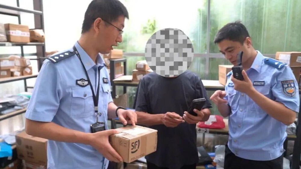 快递点现场拦截！骗子送的 “炒股专用手机” 千万别签收