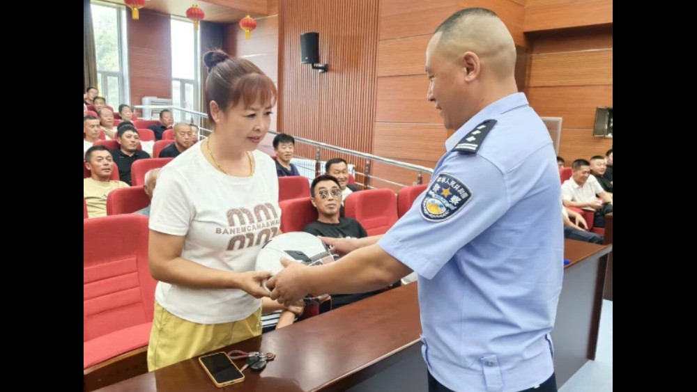 吉林辽源公安交警到寿山镇政府开展交通安全教育活动