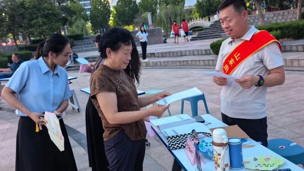 聊城律师“出摊”普法 法治夜市点亮水城夏夜