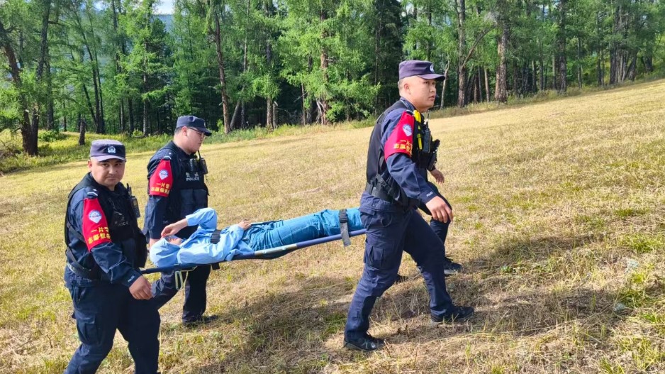 游客岩画景区意外崴脚被困 民警暖心抬护救援