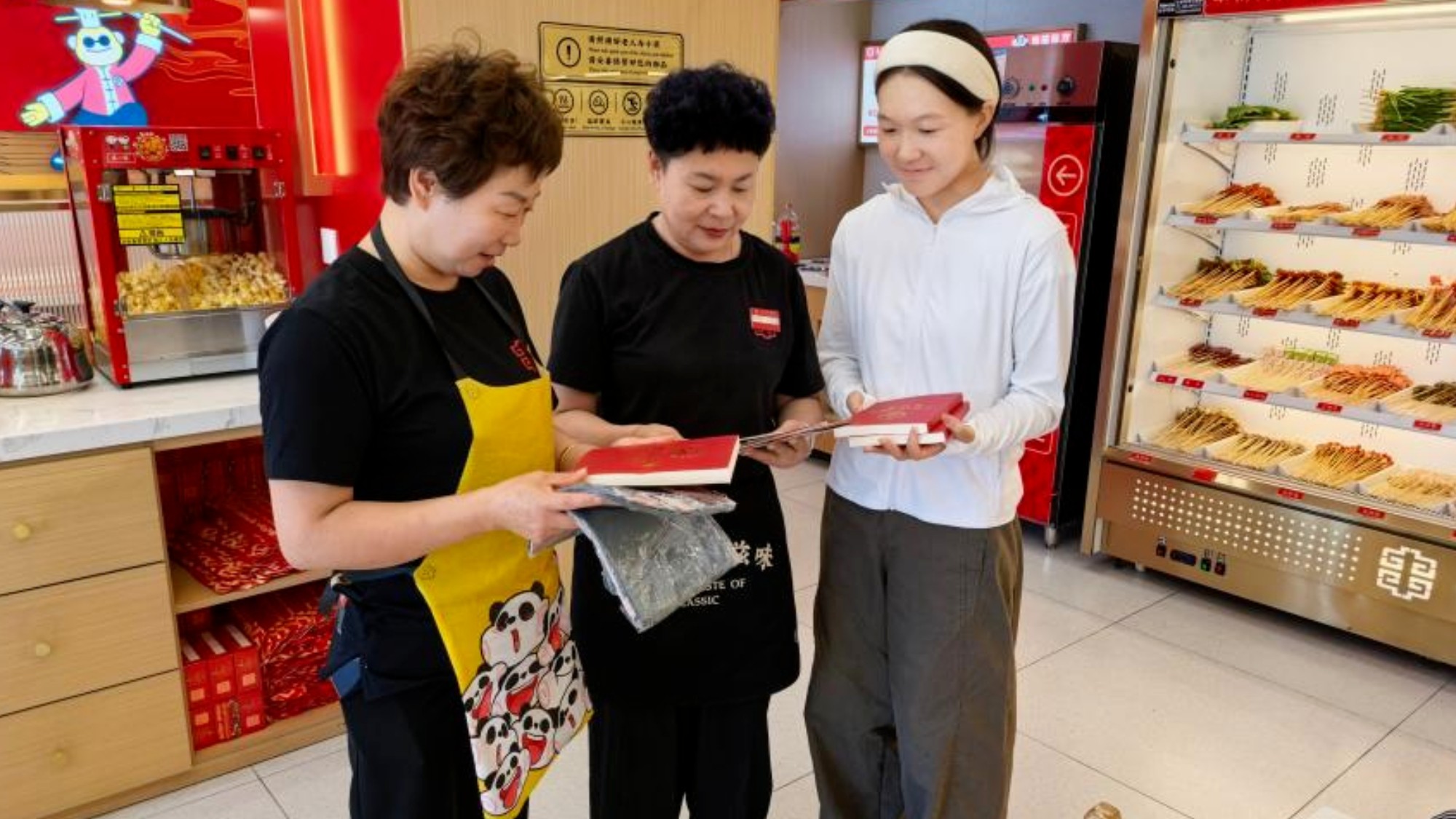 民营企业家日送法进商铺 法治护航营商环境提质增效