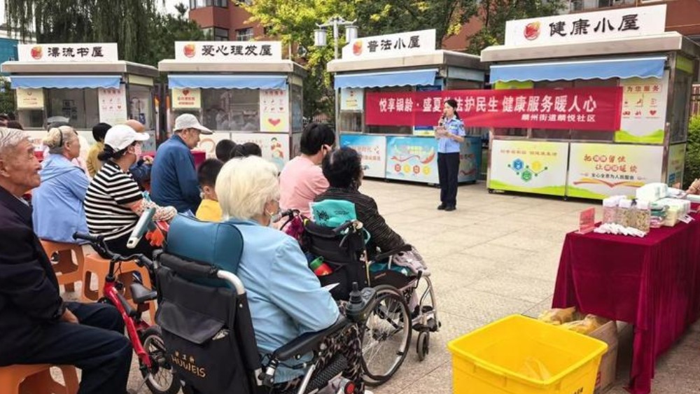 人民路派出所为辖区老年人送上平安礼包