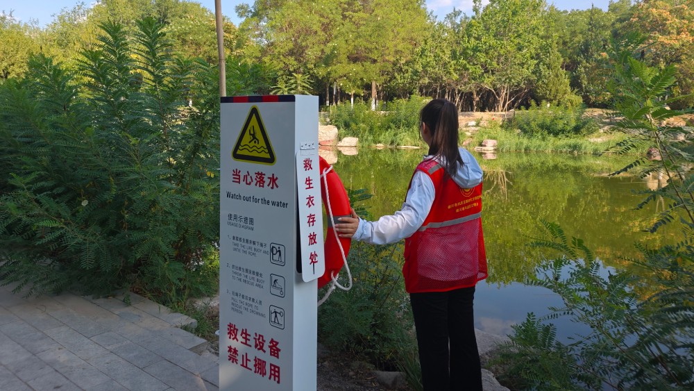 银川市兴庆区观湖社区：盛夏排查除隐患护佑平安 酷暑巡视筑屏障守护游园