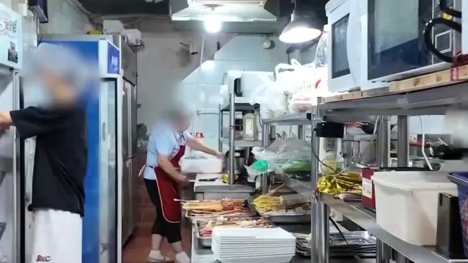 月销近2万单烧烤店后厨曝光：面包与腐坏食物放一起