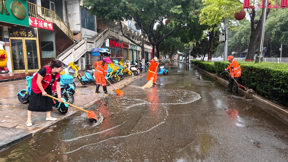 银川市兴庆区山河湾社区：闻汛而动除隐患 雨后巡查护民安