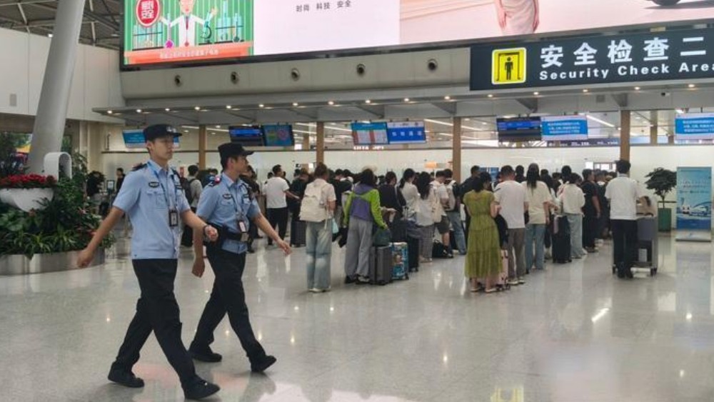 山东机场公安“齐鲁守护·夏季攻势”守护暑运平安出行