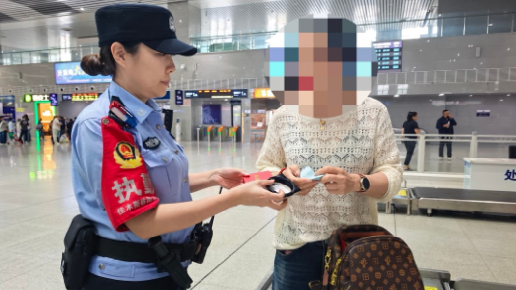 三十万存单险落火车站 佳木斯铁警帮助旅客寻回“全部身家”