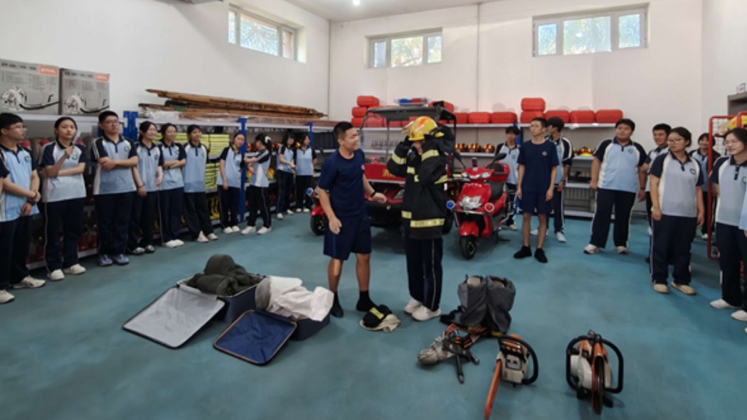 150名中学生沉浸式体验“消防员”“警察”“网格员”……平房区“开学第一课”玩出新花样