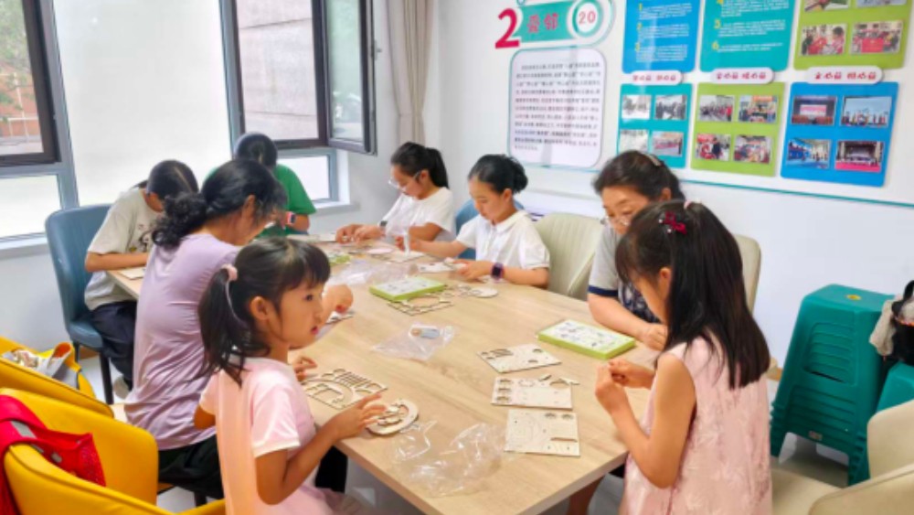 银川市金凤区世悦社区：趣味科普护口腔健康，巧手制作探微观世界