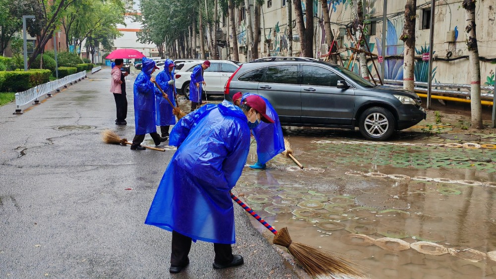 银川市兴庆区游乐社区：闻雨而动筑防线 巡查排涝护民安