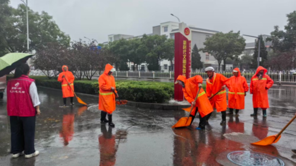 银川市兴庆区康平社区：冒雨巡查排隐患，防汛清淤保平安