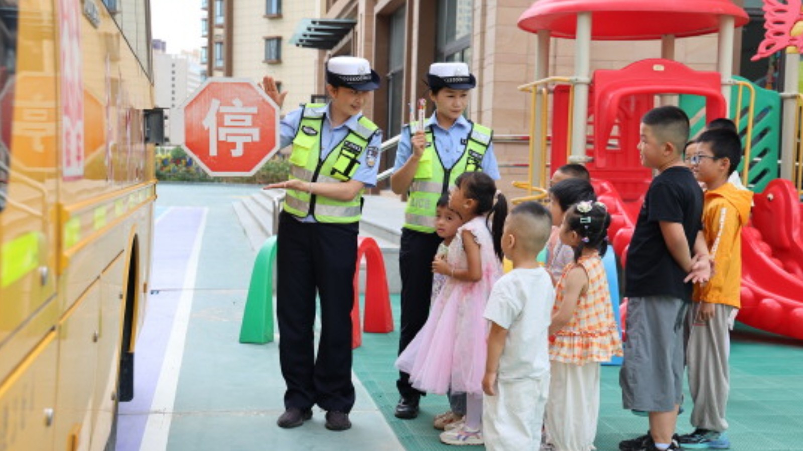 “警”彩开学季 安全第一课