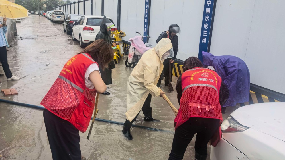 银川市兴庆区高台寺社区：蹚水排涝除险情 逆雨而行护民安