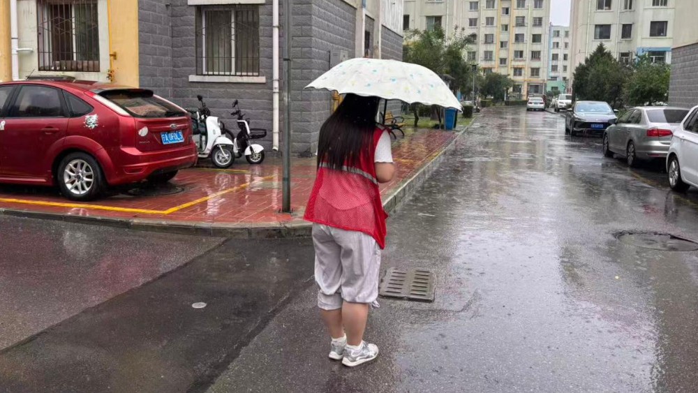银川市兴庆区玺悦社区：雨中巡查消除安全隐患 网格发力筑牢平安防线