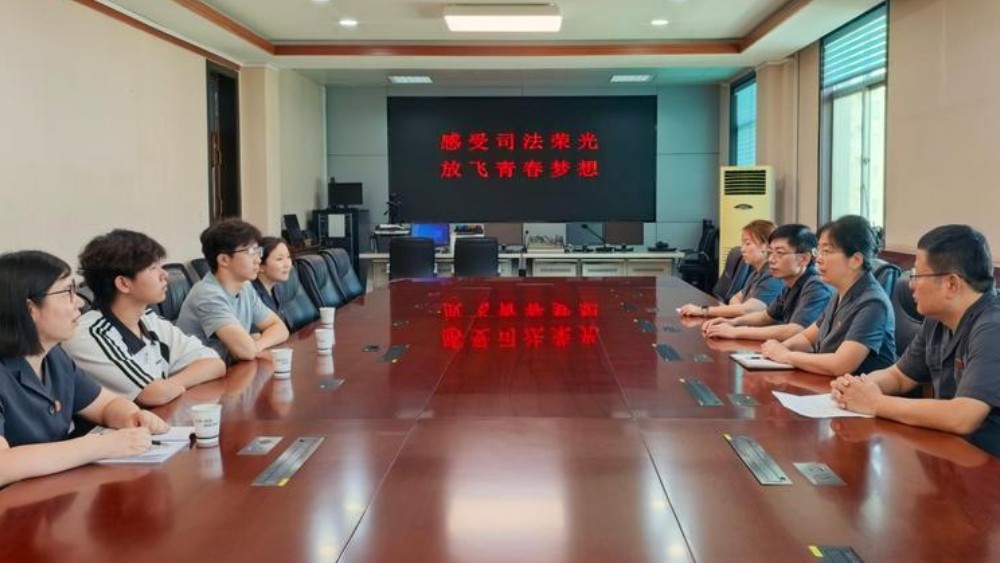 华州区法院：开展干警子女高考助学慰问活动