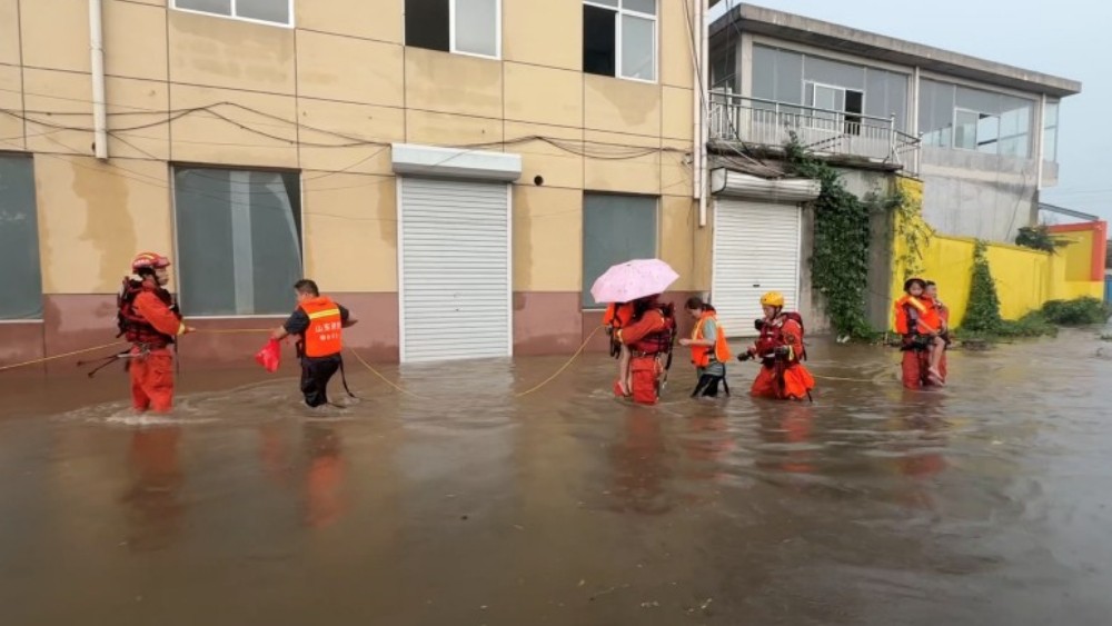 山东烟台：短时强降雨致民房积水4名群众受困 消防涉水营救
