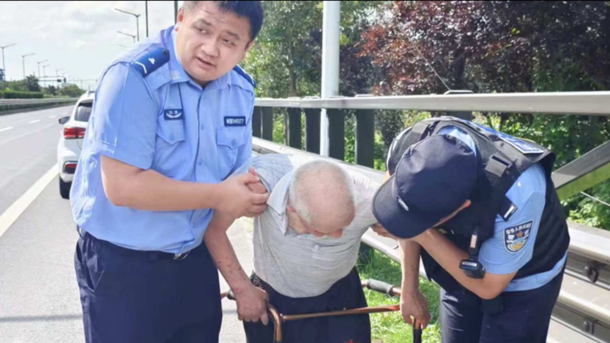 高温遇警  南京江北新区警方接连救助多名老人