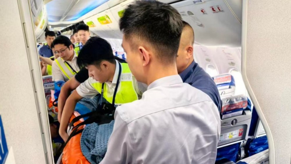 山东青岛：旅客在曼谷意外受伤 民航跨国接力返回