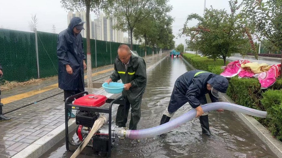 雨中那抹忙碌身影 筑牢社区防汛安全屏障