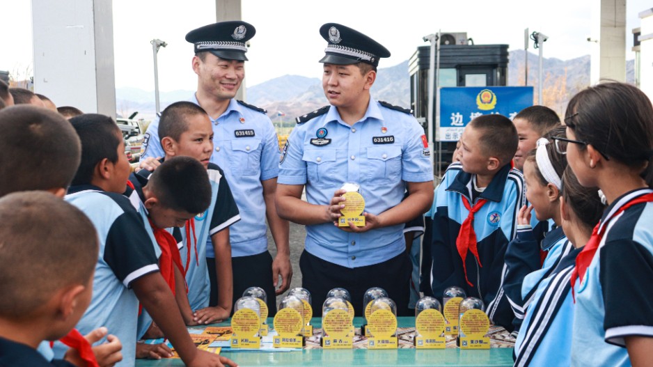 警营开放零距离 安全教育润童心