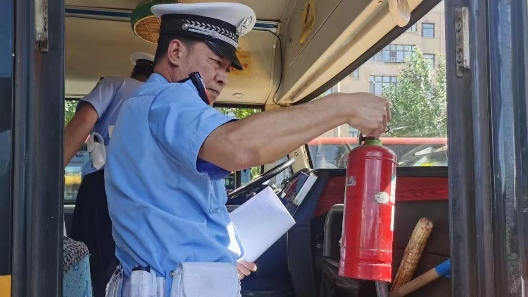 校车安全大 “体检”！开学前冰城交管全面排查安全隐患
