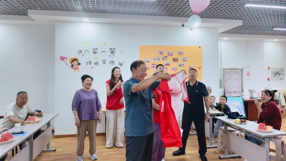 吴忠市利通区新民社区：趣味游艺添欢笑 秋日暖膳映孝心