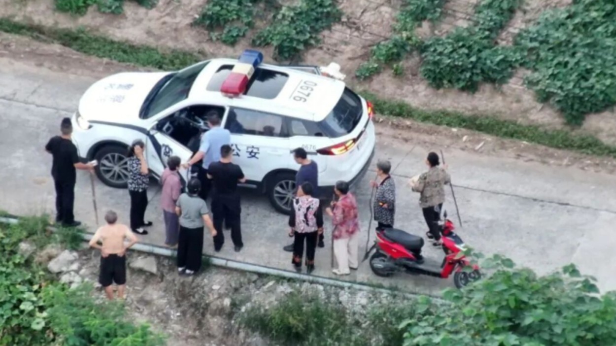 背起89岁老人，他们穿过数百米荆棘路……