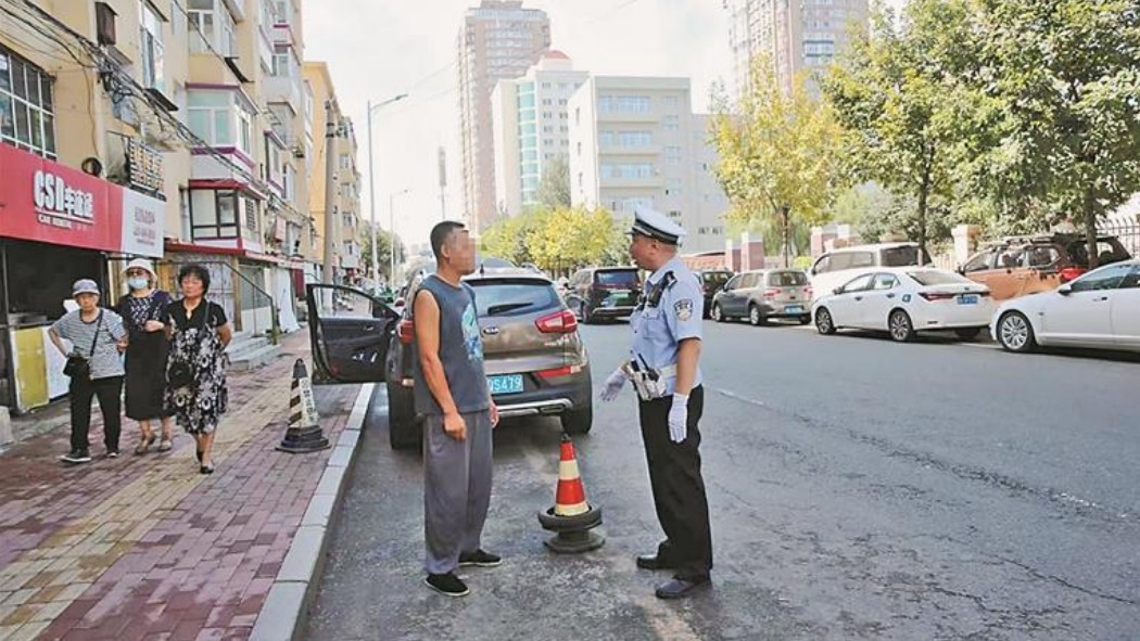 冰城交管清理占道杂物
