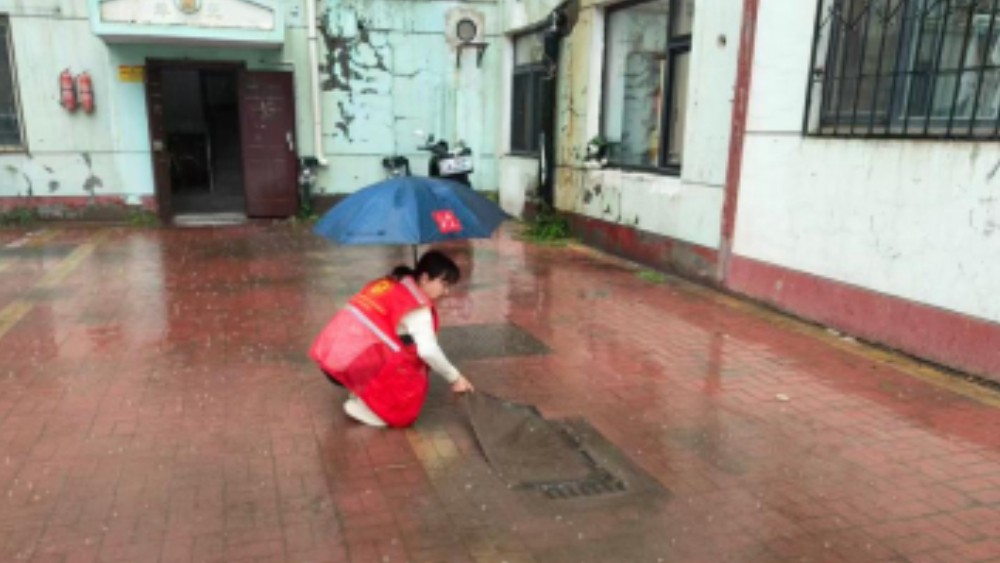 银川市兴庆区信义社区：闻汛而动清积水 网格护航保平安